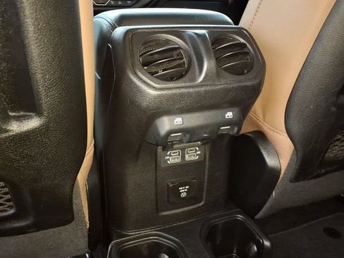 Used 2021 Jeep Gladiator Rubicon AWD/4WD image 16
