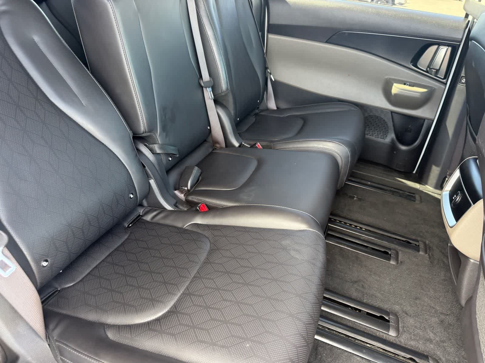 Used 2025 Kia Carnival FWD image 32