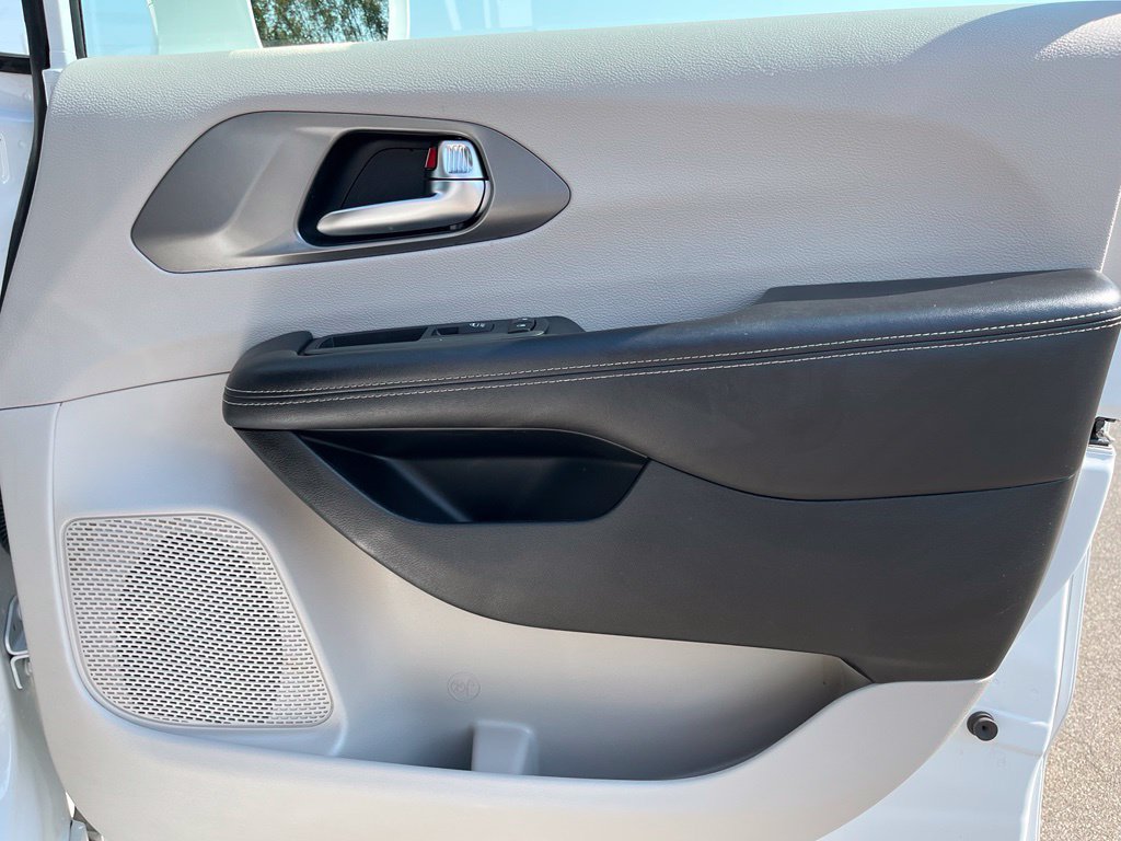 Used 2022 Chrysler Pacifica Touring-L w/ Uconnect Theater Family Group FWD image 37