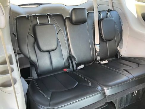 Used 2023 Chrysler Pacifica Touring-L FWD image 32