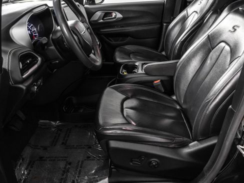 Used 2022 Chrysler Pacifica Touring-L w/ Uconnect Theater Family Group FWD image 7