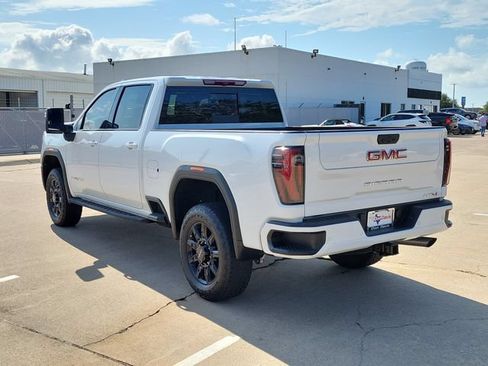 Used 2024 GMC Sierra 2500 AT4 w/ AT4 Preferred Package AWD/4WD image 4