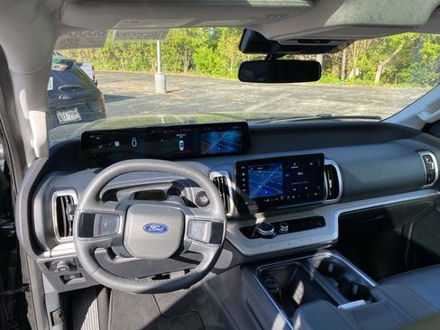Used 2025 Ford Expedition Max Active AWD/4WD image 9