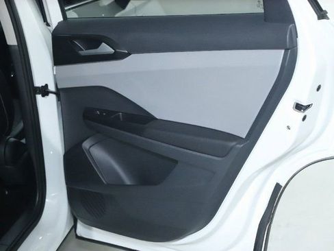 Used 2023 Volkswagen Taos SE w/ Panoramic Sunroof Package FWD image 33