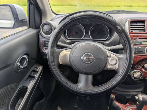 Used 2013 Nissan Versa SV FWD image 28