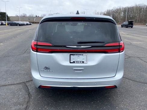 Used 2024 Chrysler Pacifica Touring-L FWD image 4