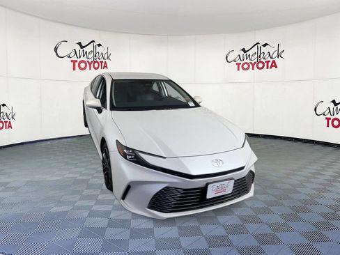 Used 2025 Toyota Camry XLE FWD image 4