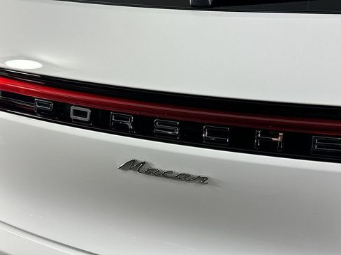 Certified 2025 Porsche Macan image 34