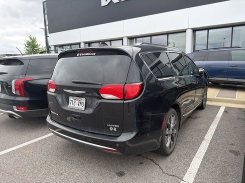 Used 2017 Chrysler Pacifica Limited FWD image 4