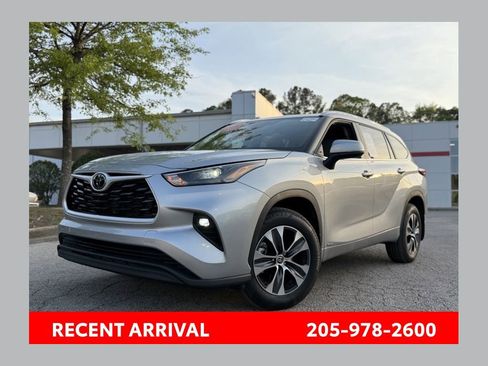 Used 2025 Toyota Highlander XLE image 1