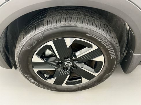 Used 2025 Nissan Kicks SV AWD/4WD image 11