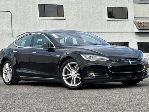 Used 2015 Tesla Model S 70D image 2