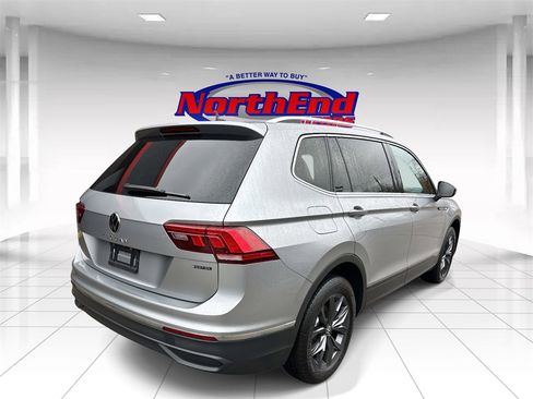 Used 2024 Volkswagen Tiguan SE image 3