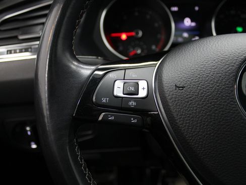 Used 2020 Volkswagen Tiguan SE R-Line image 36