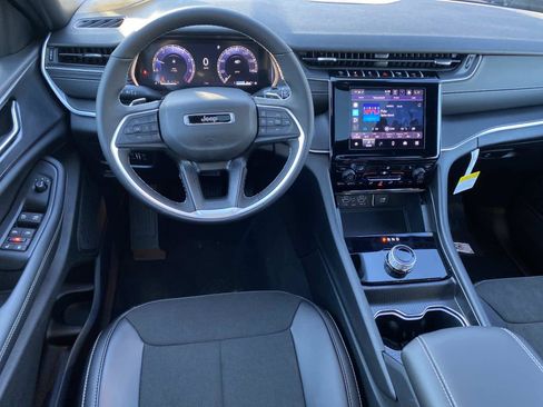 New 2025 Jeep Grand Cherokee Laredo image 9