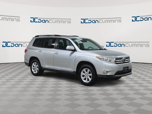 Used 2012 Toyota Highlander SE w/ Tow Pkg FWD image 2