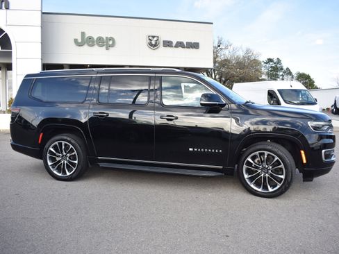 Used 2024 Jeep Wagoneer L Series II w/ Premium Group I image 10