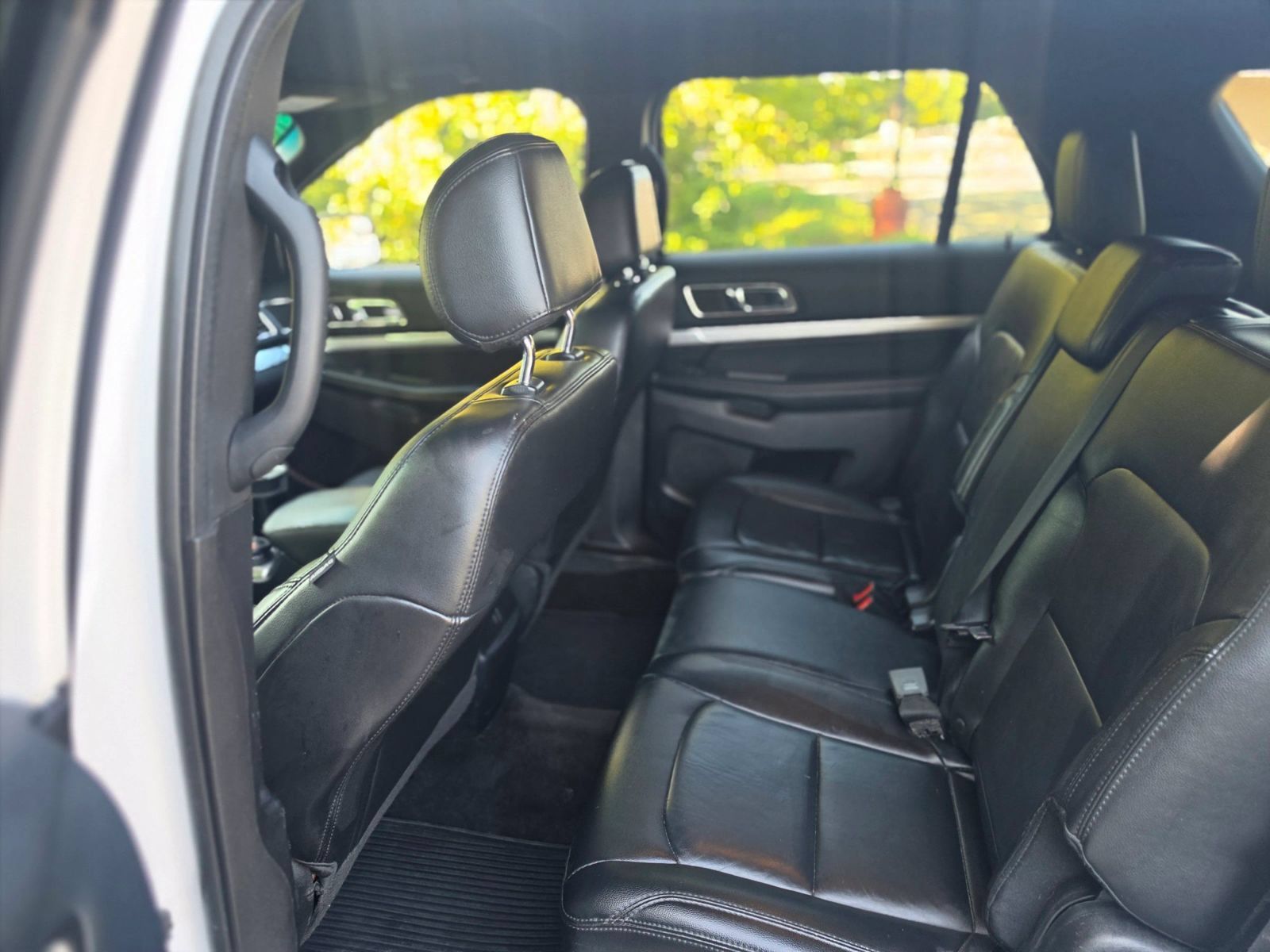 Used 2016 Ford Explorer XLT w/ Equipment Group 202A AWD/4WD image 13