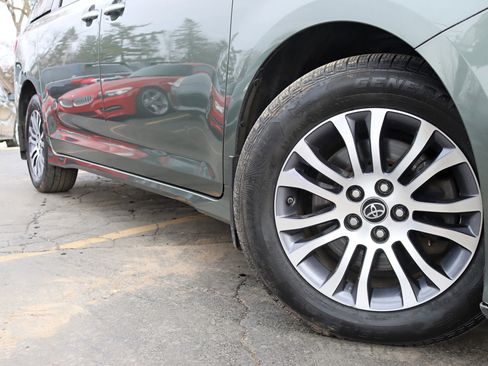 Used 2018 Toyota Sienna XLE w/ XLE Navigation Package image 5