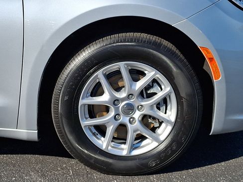Used 2023 Chrysler Pacifica Touring FWD image 8