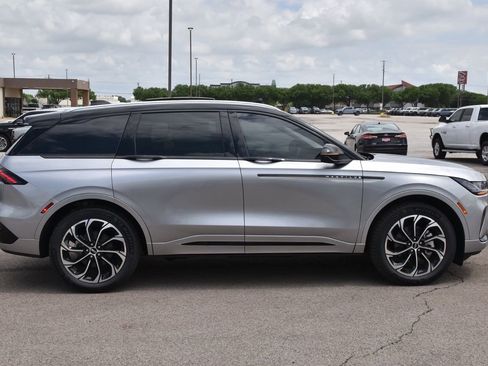 New 2026 Lincoln Nautilus Reserve AWD/4WD image 12