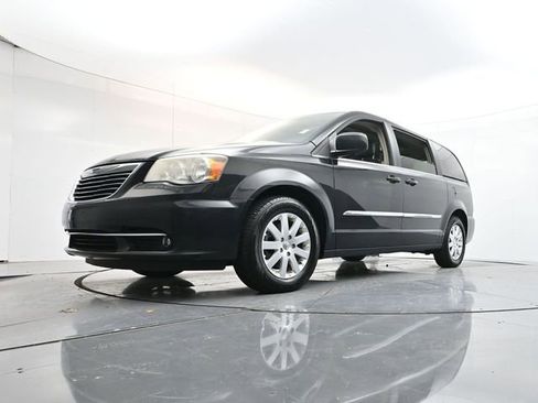 Used 2014 Chrysler Town & Country Touring image 28