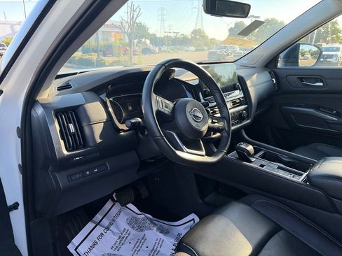 Used 2024 Nissan Pathfinder SL w/ SL Premium Package FWD image 9