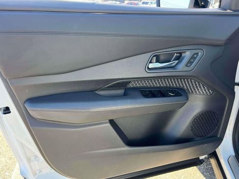 Used 2024 Nissan Ariya AWD image 16