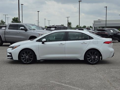 Used 2025 Toyota Corolla SE w/ SE Premium Package FWD image 3