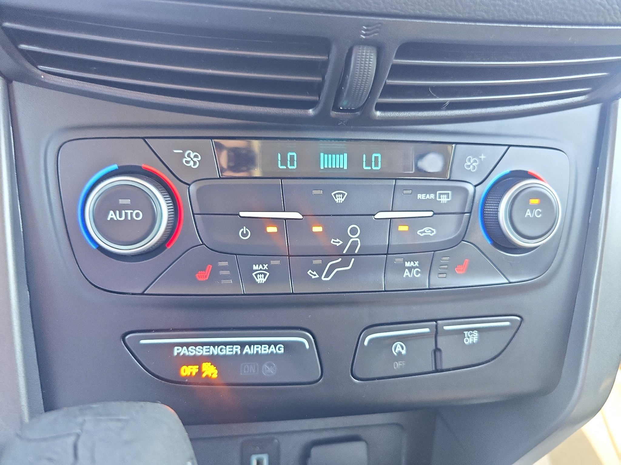 Used 2018 Ford Escape SE w/ Ford Safe & Smart Package FWD image 25