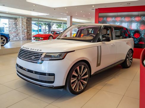 Used 2022 Land Rover Range Rover SV AWD/4WD image 4