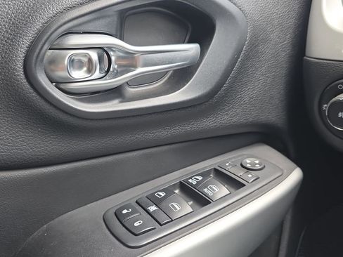 Used 2018 Jeep Cherokee Trailhawk w/ Comfort/Convenience Group AWD/4WD image 11