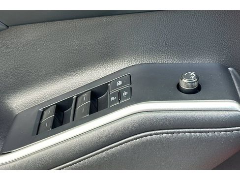 Used 2022 Toyota Highlander XLE FWD image 12