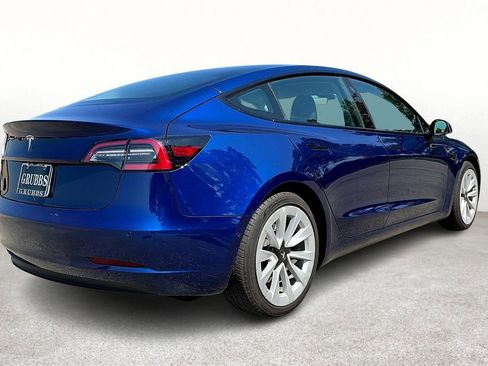 Used 2022 Tesla Model 3 Standard Range image 2