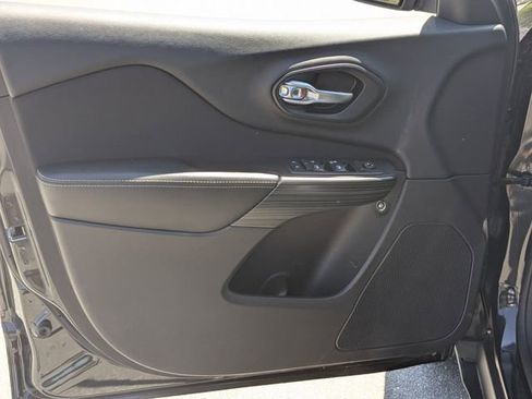 Used 2016 Jeep Cherokee Latitude w/ Comfort & Sound Group FWD image 9