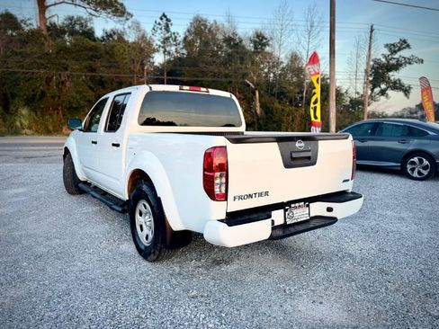 Used 2018 Nissan Frontier SV image 2