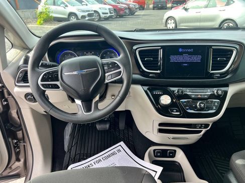 Used 2017 Chrysler Pacifica Touring FWD image 14