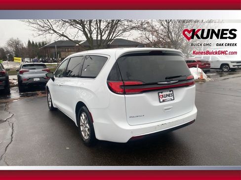 Used 2024 Chrysler Pacifica Touring-L FWD image 6