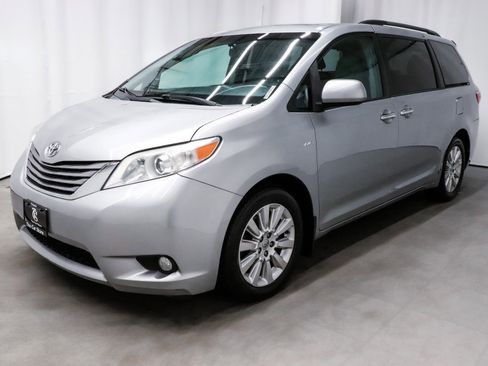 Used 2016 Toyota Sienna XLE Premium image 3