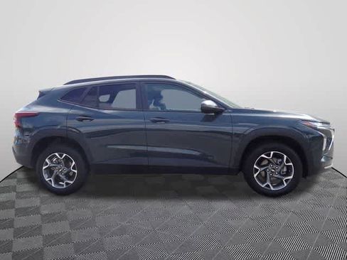 Used 2025 Chevrolet Trax LT FWD image 4