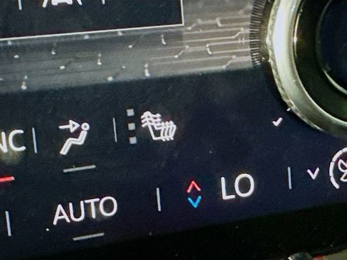 Used 2024 GMC Acadia AT4 w/ Luxury Package image 25