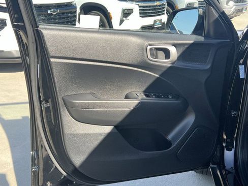 Used 2025 Hyundai Venue SEL image 22