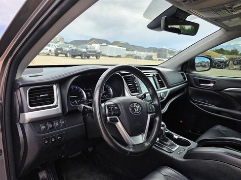 Used 2017 Toyota Highlander Limited AWD/4WD image 8