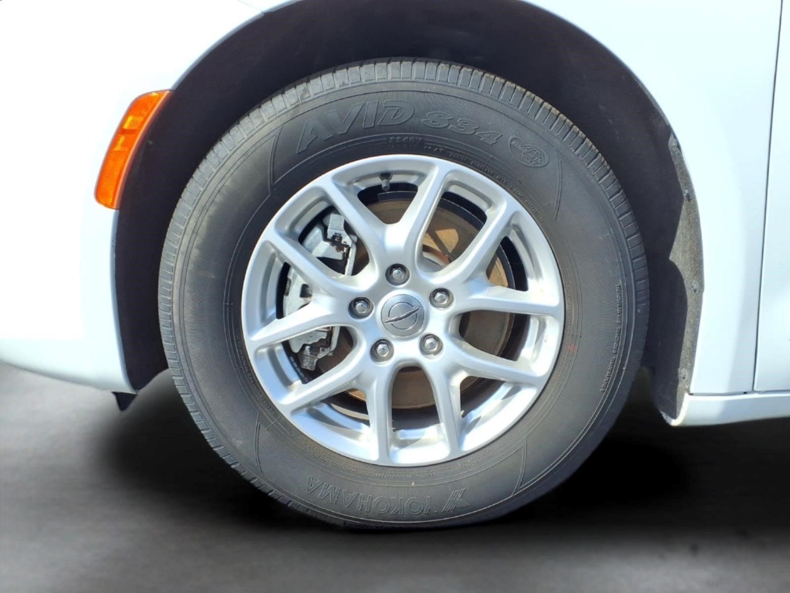 Used 2023 Chrysler Pacifica Touring-L FWD image 4