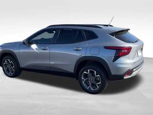 Certified 2025 Chevrolet Trax LT FWD image 4