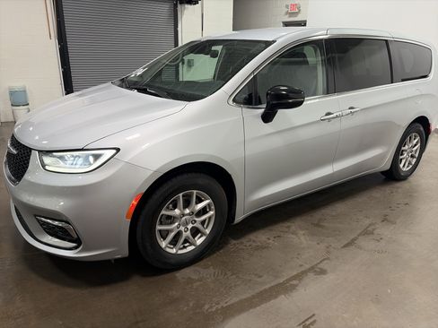 Used 2024 Chrysler Pacifica Touring-L FWD image 6