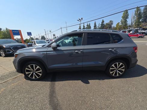 Used 2023 Volkswagen Taos SE w/ Panoramic Sunroof Package AWD/4WD image 4