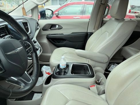 Used 2020 Chrysler Pacifica Touring-L Plus FWD image 10