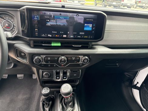 Used 2025 Jeep Wrangler Sport S image 23