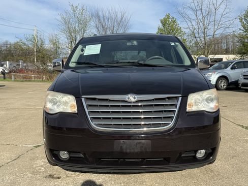 Used 2010 Chrysler Town & Country Limited image 8